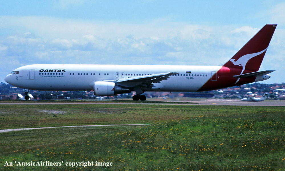 Details about   Qantas 'Wallabies WC 2007' B767-338/ER 1:200 VH-OGL Die-cast Airplane Model 